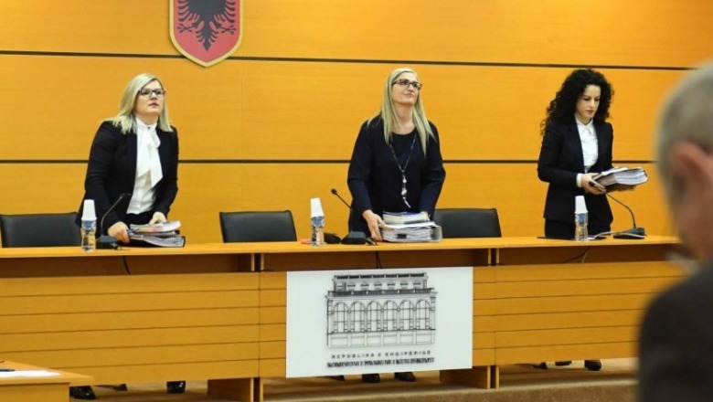Përplasja e parë/ Dorëheqjet në drejtësi, Prokurori Tola përçan Vetingun, ‘shpërthen’ Sokol Çomo