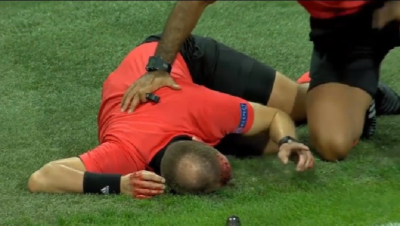 Gjakoset arbitri në Europa League, u godit me shishe nga një tifoz (VIDEO)