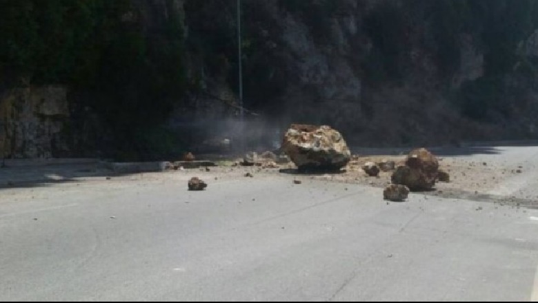 Tërmeti shkëput gurin në Tropojë, 'Opel'-i tenton t'i shmanget dhe del nga rruga