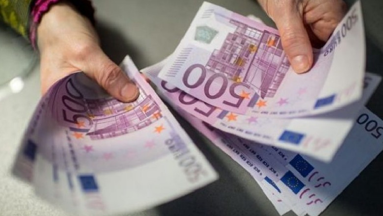 Kosovarët, kredi “deri në fyt”, por edhe shuma marramendëse të ruajtura nëpër banka