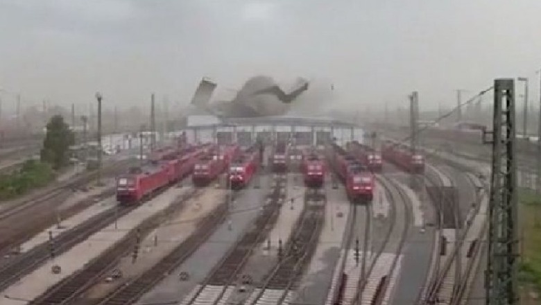 Stuhia e fuqishme, shihni si 'fluturon' çatia e ndërtesë së stacionit hekurudhor në Gjermani