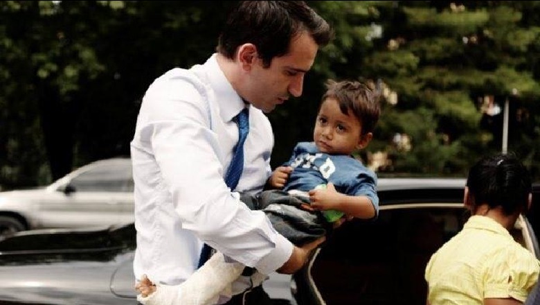E mbani mend fëmijën rom që mbante në krah Veliaj? Kryebashkiaku e takoi sot pas 5 vitesh (FOTO)