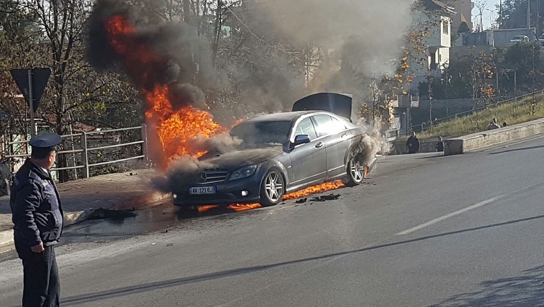 Aksident në Tiranë, makina merr flakë pasi u përplas me bordurën, rëndë shoferi