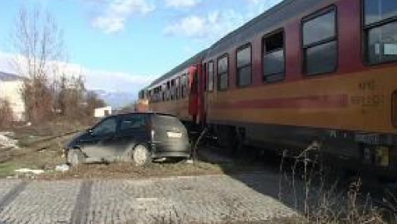 Treni i linjës 'Tiranë-Durrës' përplas makinën, plagoset fëmija 11-vjeç