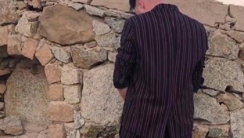 ‘Kur të kap, të kap’, moderatori shqiptar urinon në mes të rrugës 