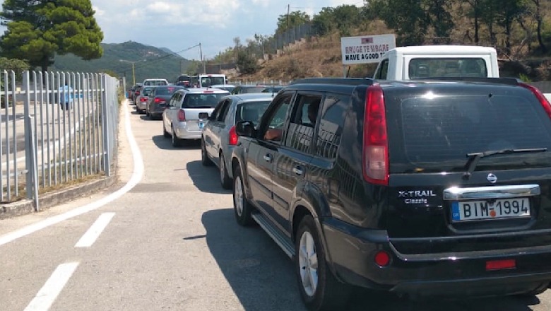 Emigrantët kthehen në vendet e punës pas pushimeve, fluks në Kakavijë, portin e Durrësit dhe Muriqan (VIDEO)