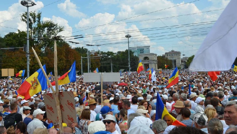 ‘Poshtë mafia’, mijëra njerëz në Moldavi protestojnë kundër qeverisë
