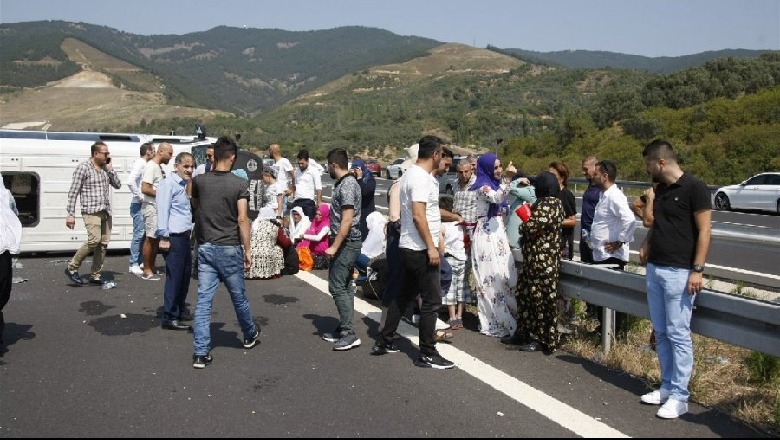 Turqi, dasmorët u nisën për dasmë, përplasen në autostradë, plagosen 14 prej tyre (FOTO)