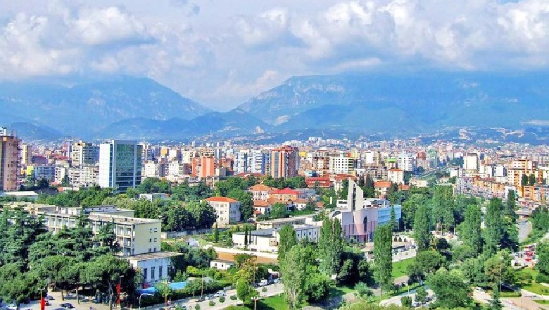 '30 arsye pse jetoj ende në Shqipëri'