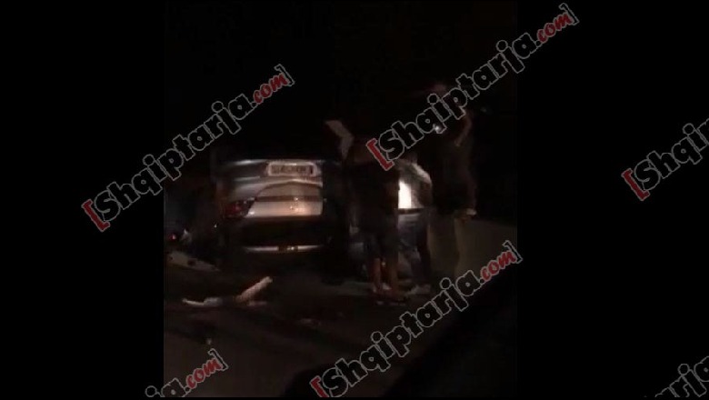 Aksident në aksin rrugor Elbasan-Tiranë, dy automjete janë përplasur, ka të plagosur rëndë (FOTO)