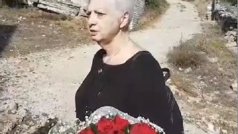E veshur me të zeza dhe me një tufë lule, eurodeputetja greke Theocharous sërish në shtëpinë e Kaçifas