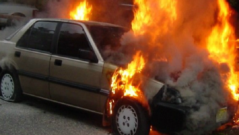 Përfshihet nga flakët makina e ish-shefit të policisë në Korçë, dyshohet për djegie aksidentale
