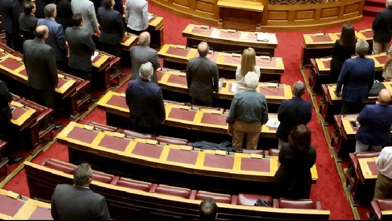 Parlamenti grek nderon me një minutë heshtje ekstremistin që u vra në Gjirokastër