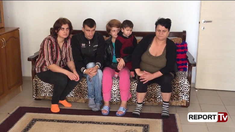 Fier/ Familja e varfër me 4 të verbër s'ka para për të paguar qiranë, Enti i Banesave i hedh në gjyq