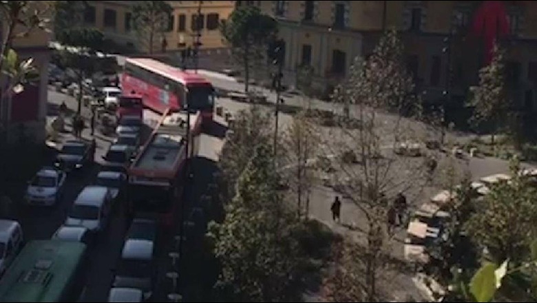 Protesta e PD te Bashkia e Tiranës paralizoi trafikun, u bllokuan urgjencat dhe autobusët (FOTO)