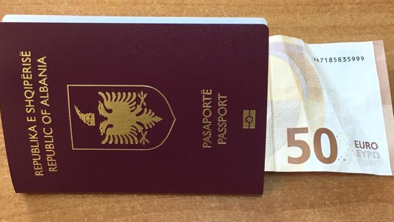 Tentoi të korruptojë policen për të kaluar në Schengen, arrestohet i riu në Rinas