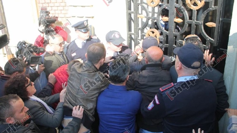 Protesta/ Banorët e ‘Unazës së Re’ tentojnë të hyjnë me forcë në bashkinë e Tiranës