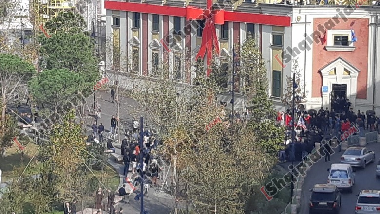 Fotolajm/ Pamje nga lart e protestës së banorëve të 'Astirit' përpara Bashkisë së Tiranës