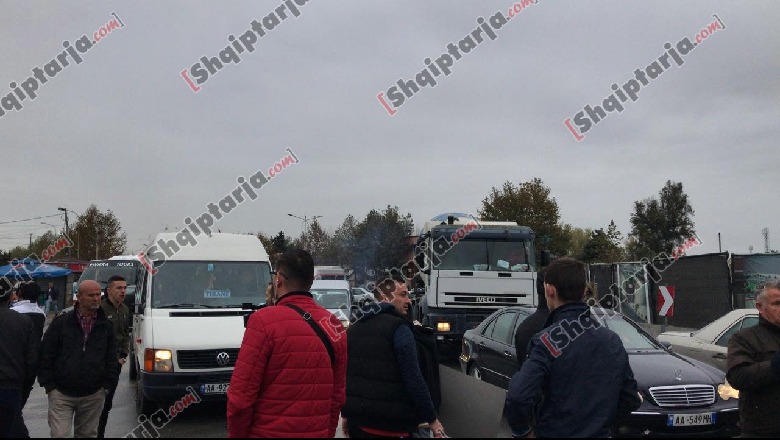 Protesta e banorëve të Astirit, bllokohet rruga tek ish-sheshi Shqiponja, makina në radhë (Foto)