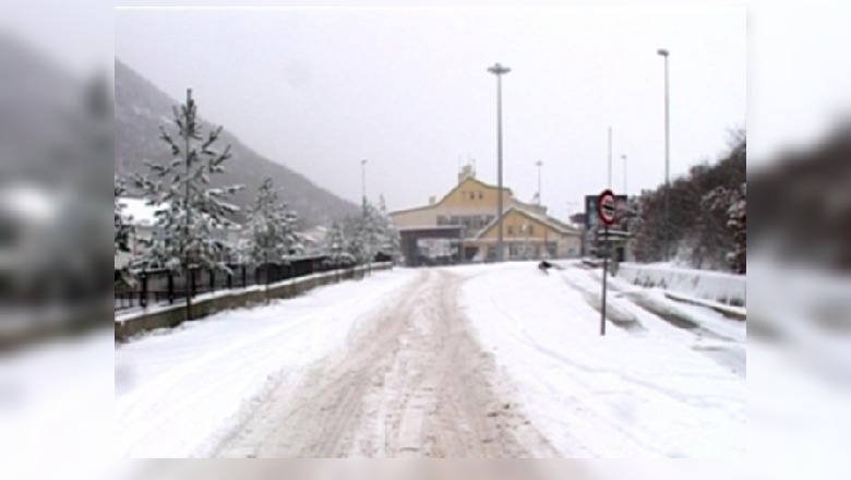 Kapshticë, autoritetet greke s'lejojnë kalimin e autobusëve: Shkak reshjet e dendura të dëborës