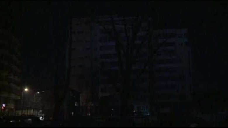 Defekt në rrjet, pa energji elektrike disa lagje të Tiranës