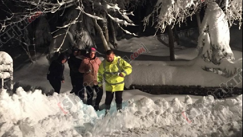 Korçë/ Tre orë të bllokuar në makinë prej dëborës, si u shpëtua familja prej katër anëtarësh 