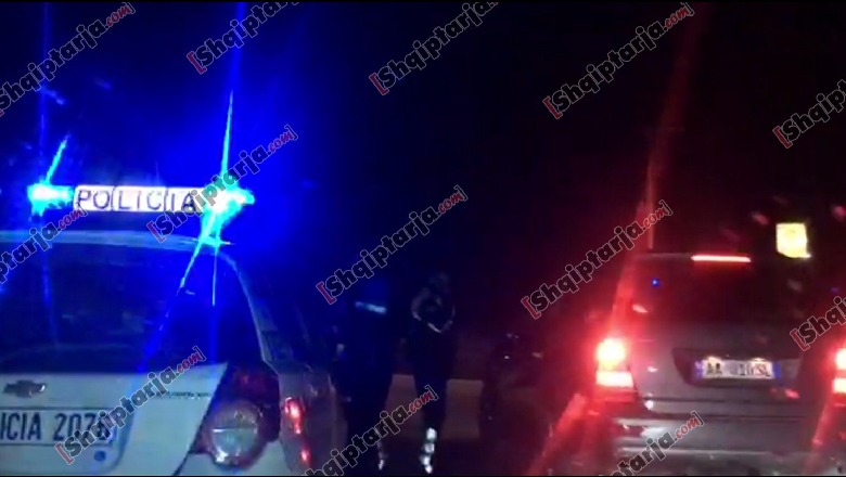 Aksident në Vlorë, humbet kontrollin e mjetit dhe përplaset me trafikndarësen, plagoset drejtuesi