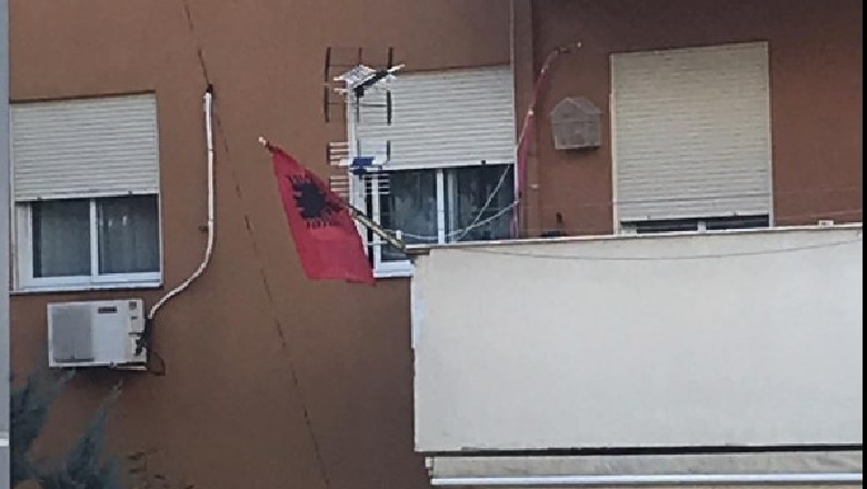 Qytetarët i përgjigjen thirrjes së Veliajt për festat e Nëntorit, Tirana vishet me flamuj Kuq e Zi