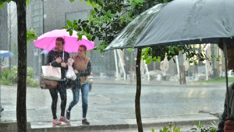 Tirana zgjohet me shi, shtrëngata në Gjirokastër, Lezhë, Shkodër dhe Korçë