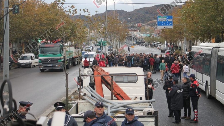 Bllokohet njëri sens i rrugës, vijon shembja e objekteve dhe heqja e shtyllave te Unaza e Re, banorët në strehim social