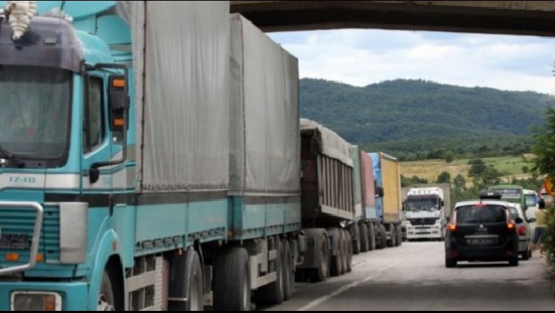 Taksa 100% për importin e mallrave, dy maune serbe kalojnë në Kosovë