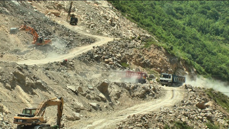 Prodhonin gur gëlqeror në zonën e mbrojtur të malit të Tomorrit, pesë persona nën hetim