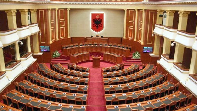 Festat e 28-29 nëntorit, Kuvendi hap dyer për qytetarët shqiptarë