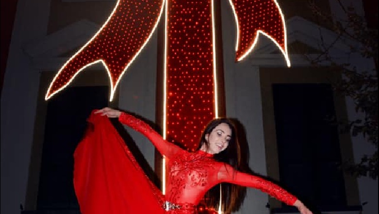 Fotolajm/ 'Gëzuar Tirana ime', primabalerina Adela Muçollari përcjell atmosferën e festave në kryeqytet
