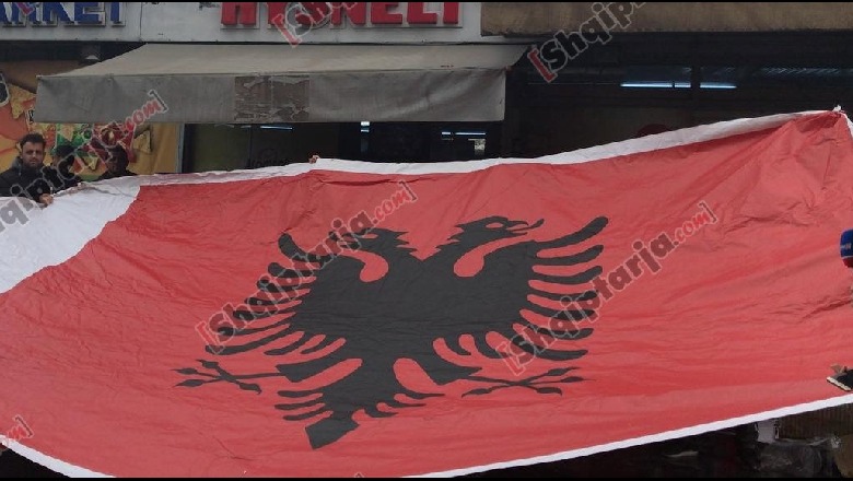 Protesta tek Unaza e Re, edhe banorët e Astirit shpalosin flamurin kuqezi (Foto)