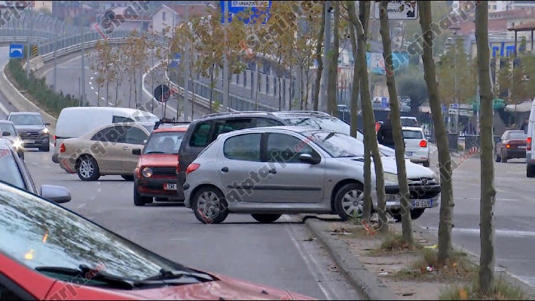 Vijon protesta te Unaza e Re, bllokohet rruga, makinat devijojnë mbi trafikndarëse (FOTO)