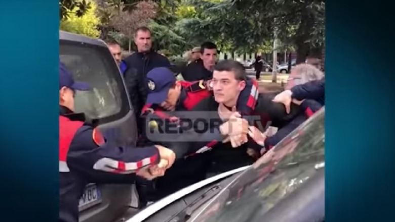 Plagosi Ina Nukun me kapsollë në protestë, Daniel Drobaj: Policët më goditën në gishtat e dorës 