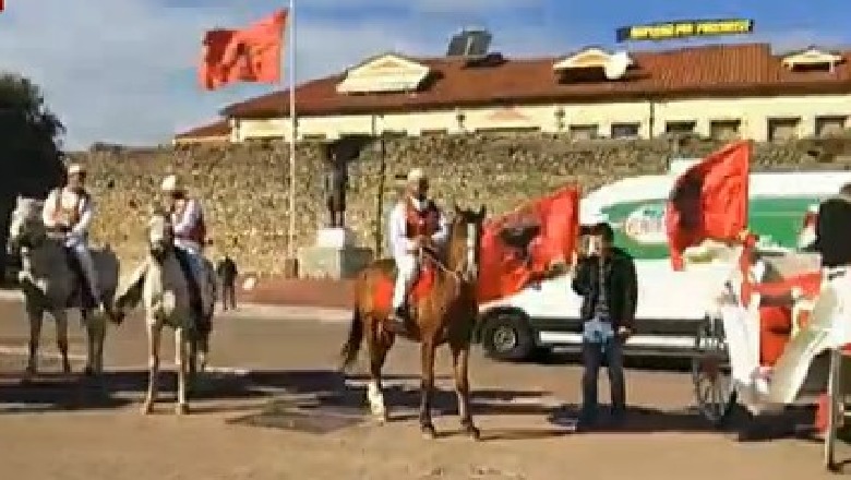 Dita e Çlirimit/ Festime dhe paradë me kuaj në Elbasan 