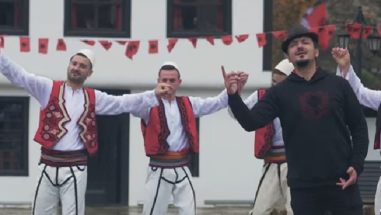 “Nëntori i Gurit”, Hekuran Krasniqi shfaqet më patriot se kurrë në Ditën e Flamurit (Video)