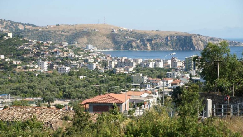 Mediat greke: Anulohet prishja e shtëpive të vjetra në Himarë