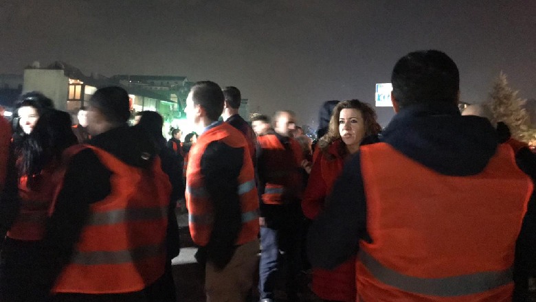 Protestuesit e 'Unazës së Re' kopjojnë francezët, vishen me jelekë portokalli (FOTO) 