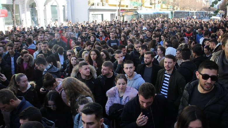 Pagesat për provimet e mbartura, studentët në protestë para Ministrisë së Arsimit (FOTOT)