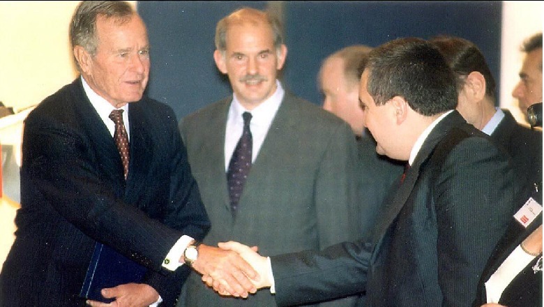 Presidenca ul flamurin kombëtar në gjysmështizë, Meta: Nderim për George H.W Bush