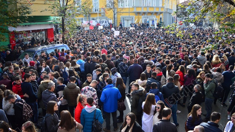 Protesta në foto, studentët vijojnë të qëndrojnë para Ministrisë së Arsimit