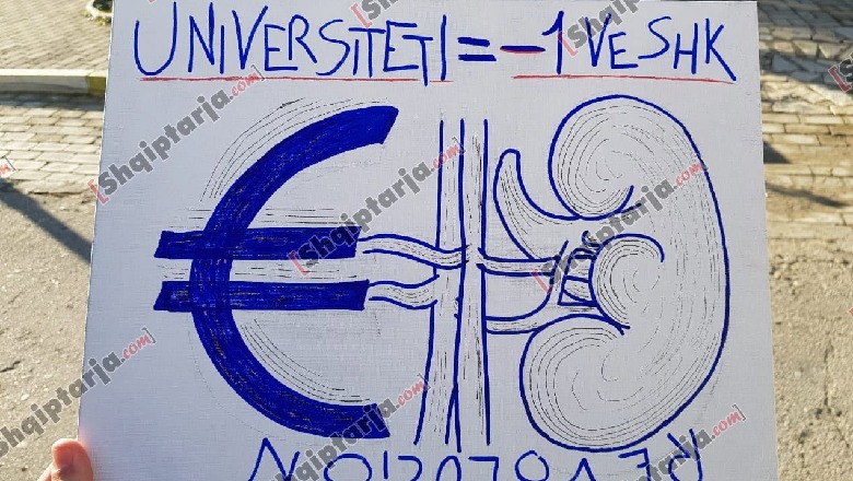 “Universiteti= -1 veshkë-REVOLUCION”/ Në protestë edhe studentët e Mjekësisë