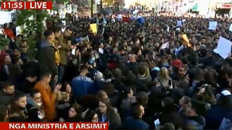 Protesta/ Studentët: Duan të na përçajnë, por nuk ikim! Turp! Turp! Turp! 