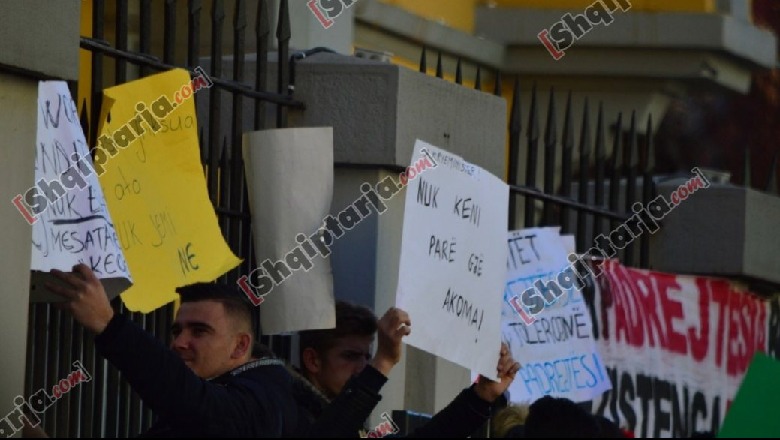 “Nuk keni parë gjë akoma”/ Studentët shfrenojnë fantazinë me pankartat para ministrisë