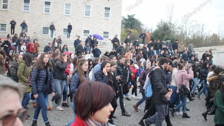 Krahasimi me ditët e para/ Bie numri i studentëve në protestë