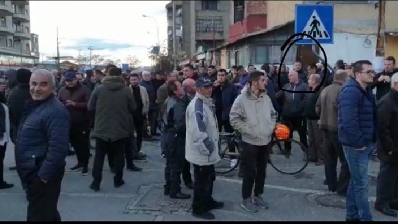 Pas Vaut të Dejës dhe Kavajës edhe Voltana e Shkodrës dekonspirohet, nxjerr punonjësit e bashkisë në protestë (FOTOT+EMRAT)