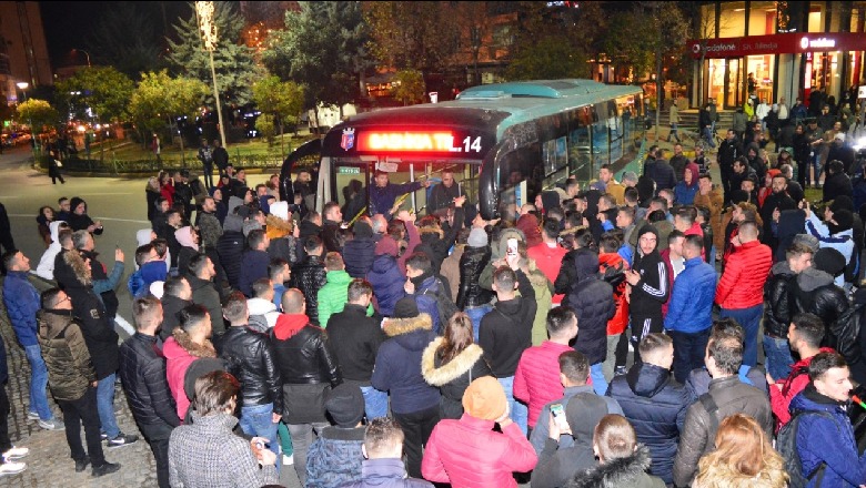 Tension tek ‘Zogu i zi’, studentët nuk lejojnë të kthehet autobusi i 'Unazës'